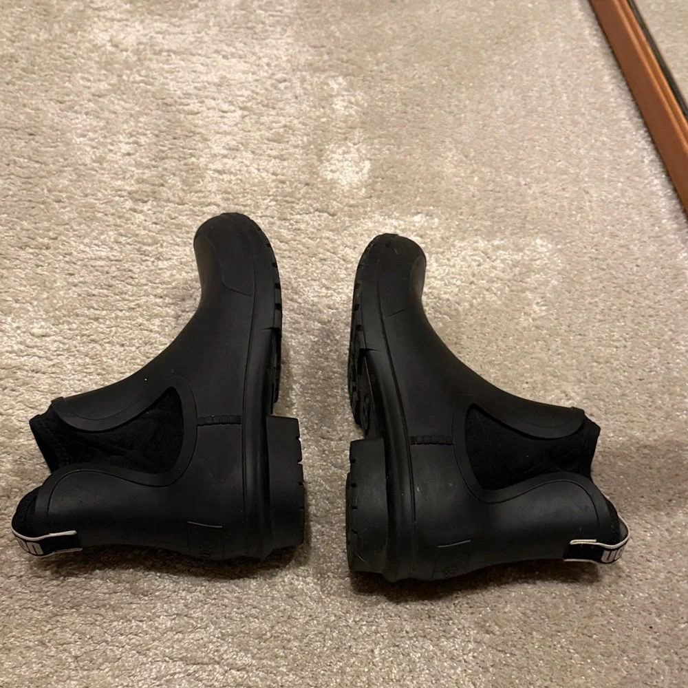 Women’s Ugg “droplet” rain boot.
Size 9 - Picture 4 of 10